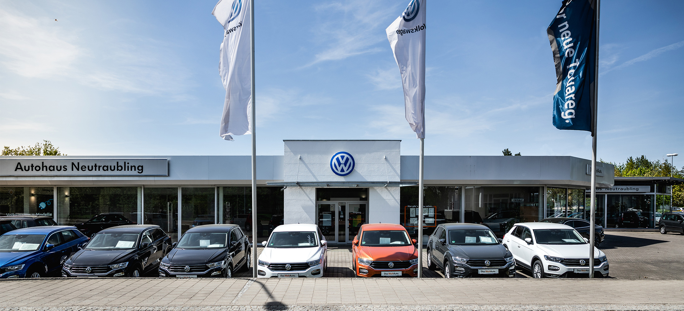 Zu sehen ist die Außenansicht des Autohauses Neutraubling in der Neusatzer Straße 14 in Neutraubling